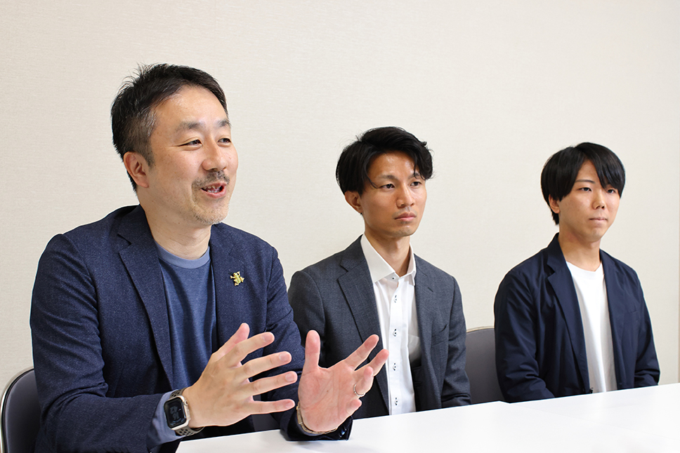Yutaka Terasawa, Associate Principal, Digital Services Development Division, Digital Services Business Group, ITOCHU Techno-Solutions Corporation (left); Kyohei Akimoto, Intelligent Solutions Section 1, AI & Advanced Technology Department, Digital Services Development Division, ITOCHU Techno-Solutions Corporation (center); and Koshiro Tamura, Intelligent Solutions Section 2, AI & Advanced Technology Department, Data Business Planning and Promotion Division, ITOCHU Techno-Solutions Corporation (right)