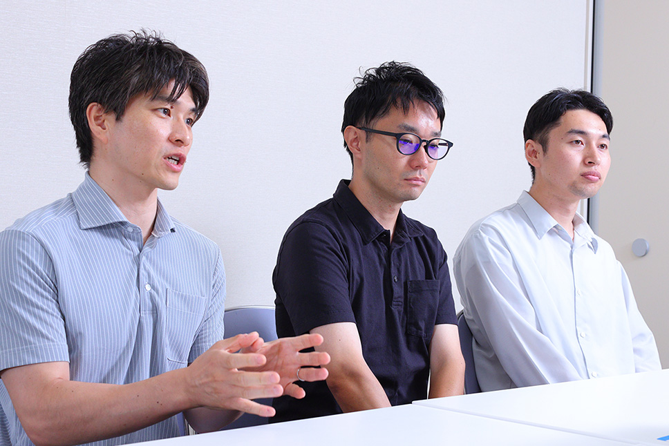 中外製薬 デジタルトランスフォーメーションユニット デジタル戦略推進部 企画グループ 課長 石部 竜大氏（左）、家門 拓麻氏（中）、データサイエンスグループ 水谷 圭佑氏（右）
