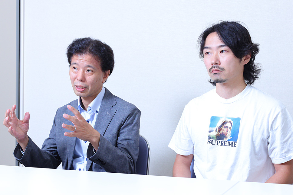 テレビ朝日　ビジネスソリューション本部　インターネット・オブ・テレビジョン局（IoTv局）　データソリューションセンターAI推進担当部長 兼 インターネット・オブ・テレビジョンセンター（IoTvセンター）中山 真吾氏（左）、データソリューションセンター 兼 インターネット・オブ・テレビジョンセンター（IoTvセンター）小俣  慎太郎氏（右）